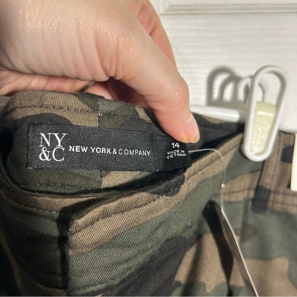 New York & Company Hampton Womens Sz 14 Brown Green Camo Shorts. 4” Inseam. NWT - Picture 6 of 8